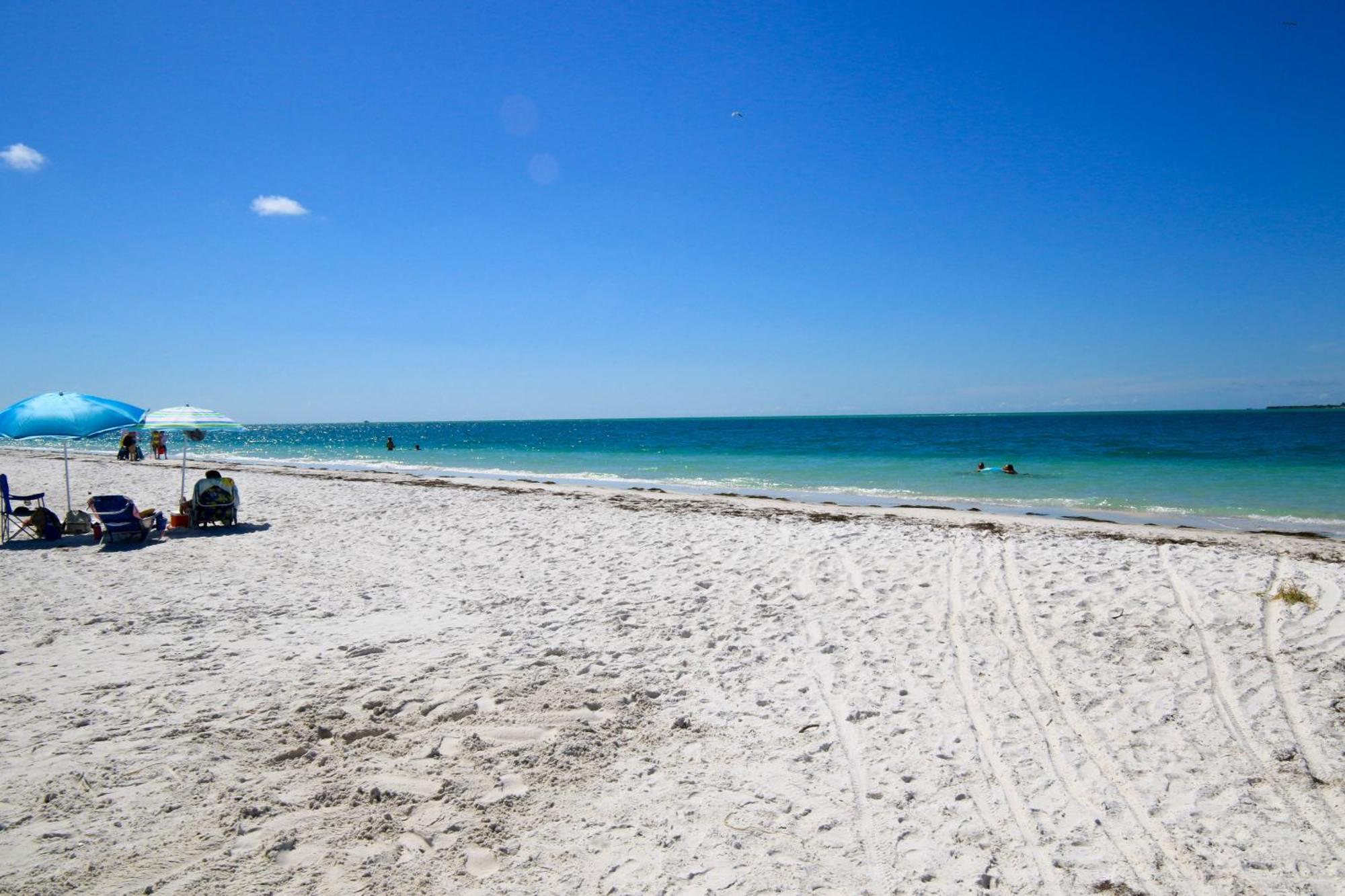 Anna Maria Island Runaway Tropical Dream-One Minute Walk To The Beach-Heated Pool Bradenton Beach Buitenkant foto