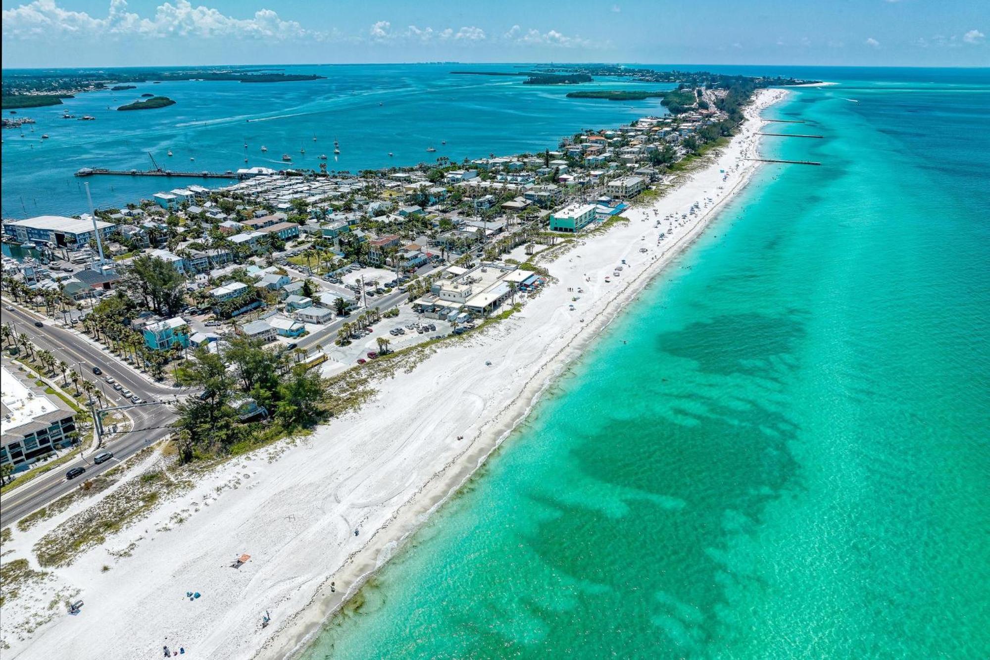 Anna Maria Island Runaway Tropical Dream-One Minute Walk To The Beach-Heated Pool Bradenton Beach Buitenkant foto