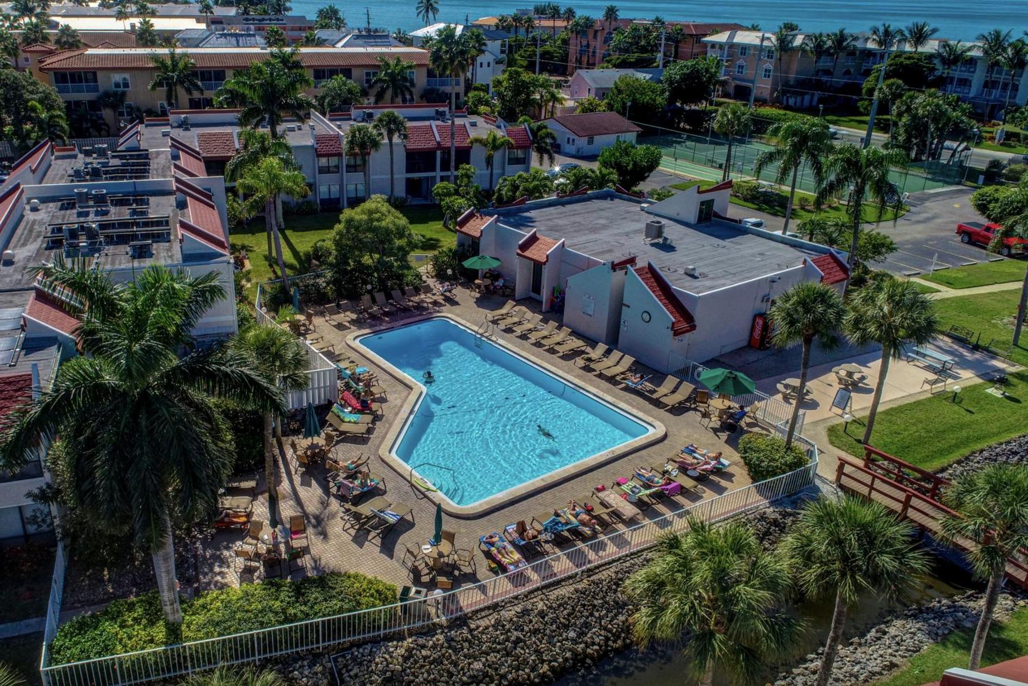 Anna Maria Island Runaway Tropical Dream-One Minute Walk To The Beach-Heated Pool Bradenton Beach Buitenkant foto