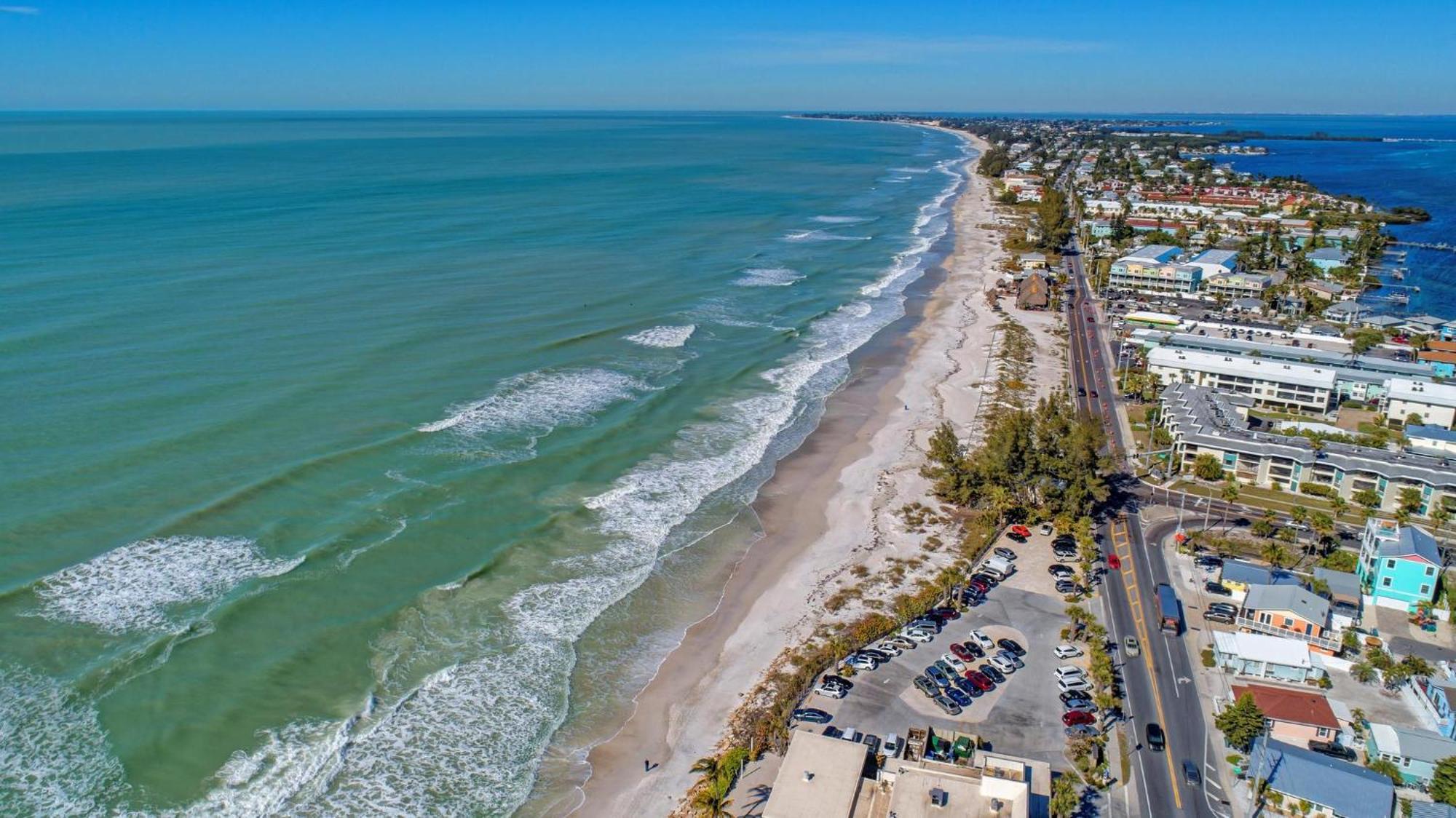 Anna Maria Island Runaway Tropical Dream-One Minute Walk To The Beach-Heated Pool Bradenton Beach Buitenkant foto