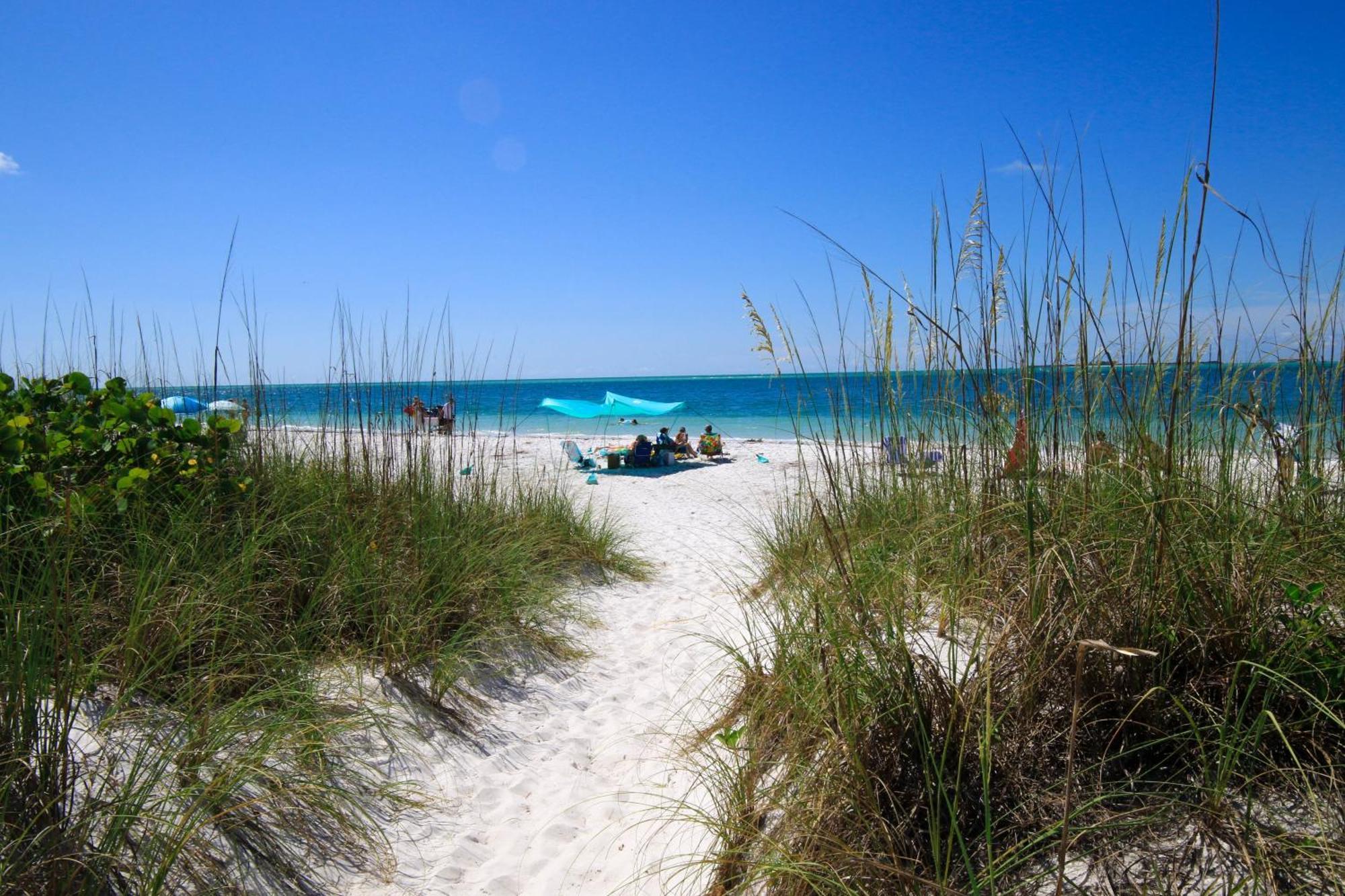 Anna Maria Island Runaway Tropical Dream-One Minute Walk To The Beach-Heated Pool Bradenton Beach Buitenkant foto