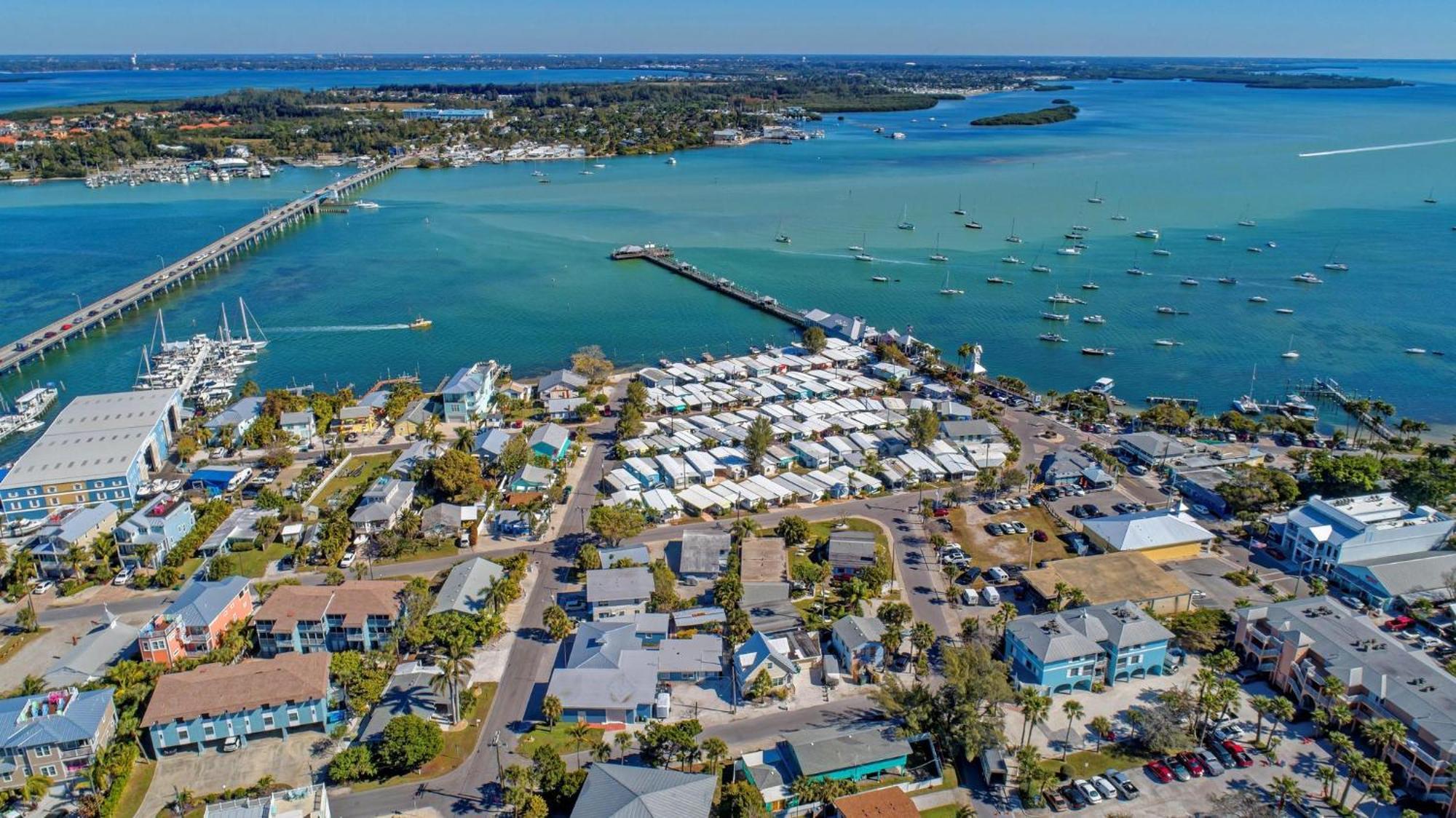 Anna Maria Island Runaway Tropical Dream-One Minute Walk To The Beach-Heated Pool Bradenton Beach Buitenkant foto