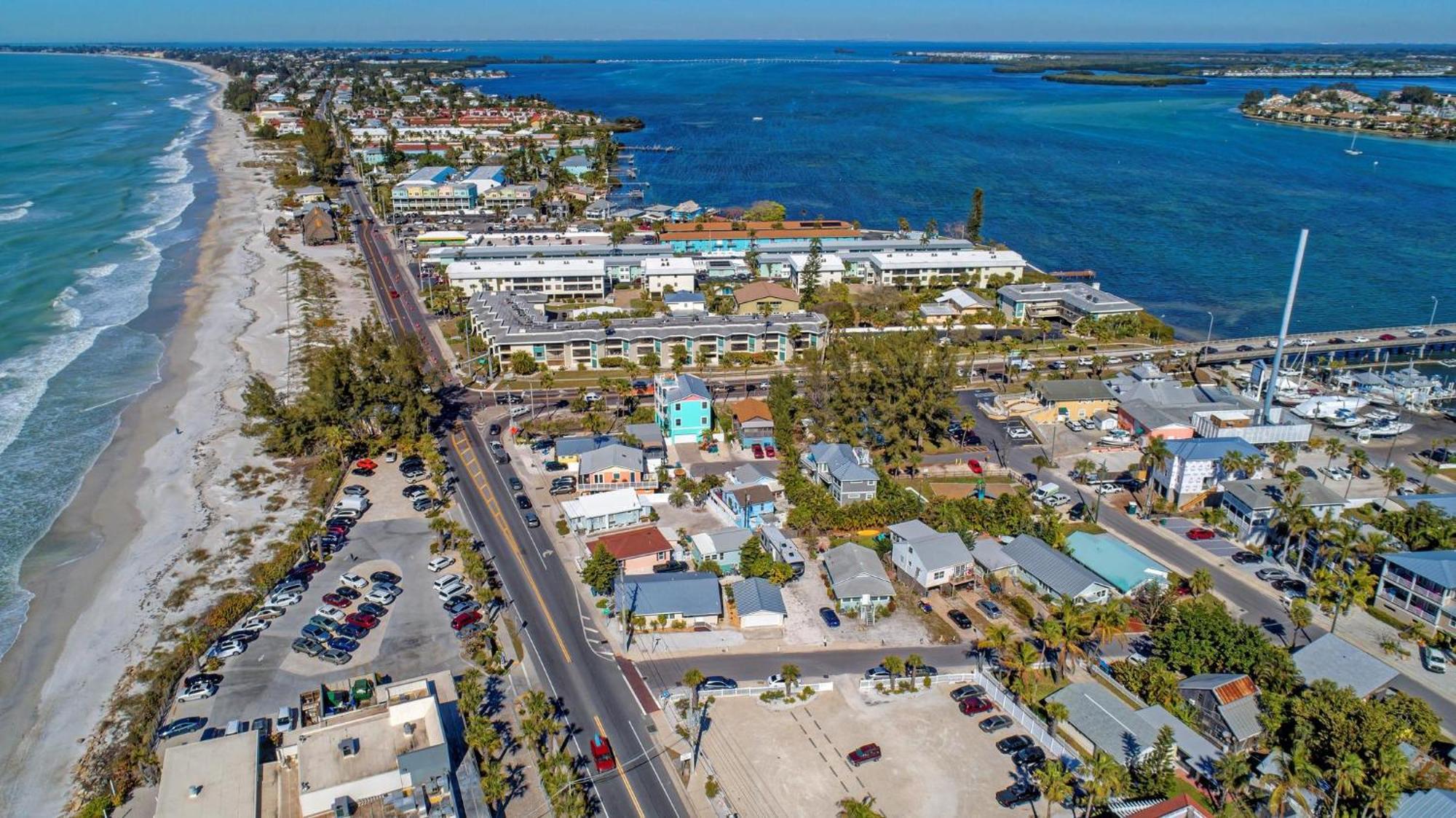 Anna Maria Island Runaway Tropical Dream-One Minute Walk To The Beach-Heated Pool Bradenton Beach Buitenkant foto