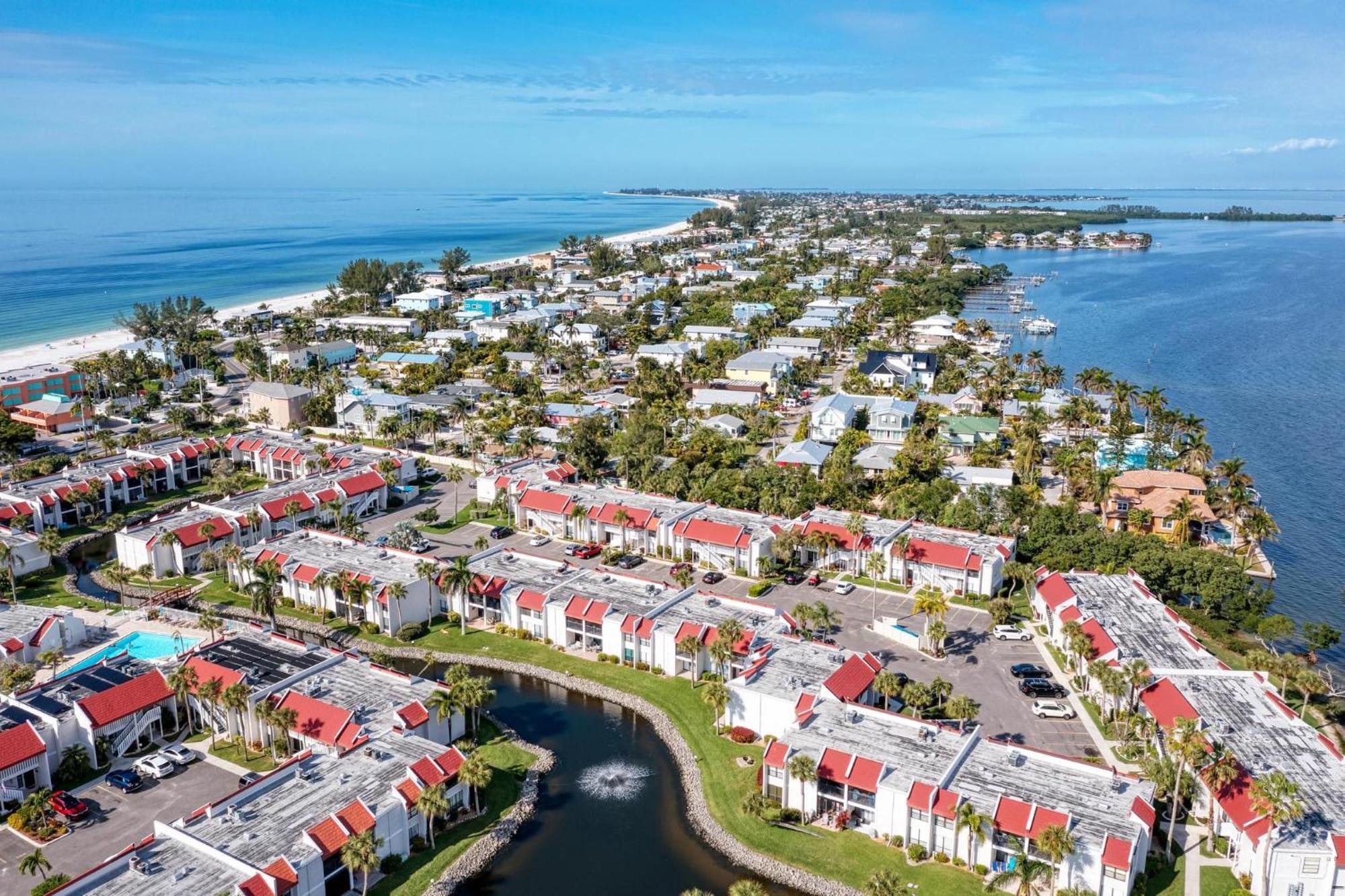 Anna Maria Island Runaway Tropical Dream-One Minute Walk To The Beach-Heated Pool Bradenton Beach Buitenkant foto