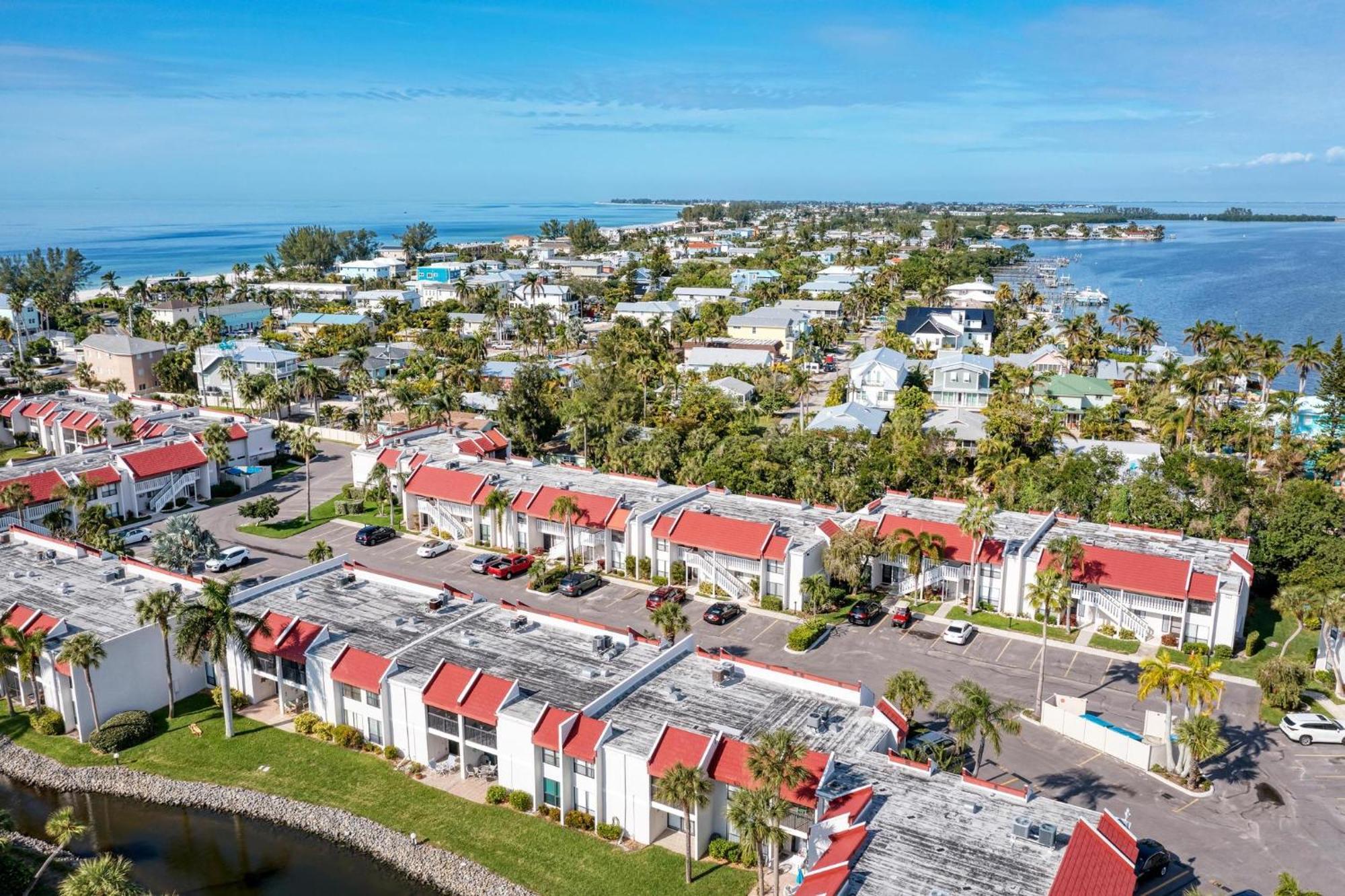 Anna Maria Island Runaway Tropical Dream-One Minute Walk To The Beach-Heated Pool Bradenton Beach Buitenkant foto