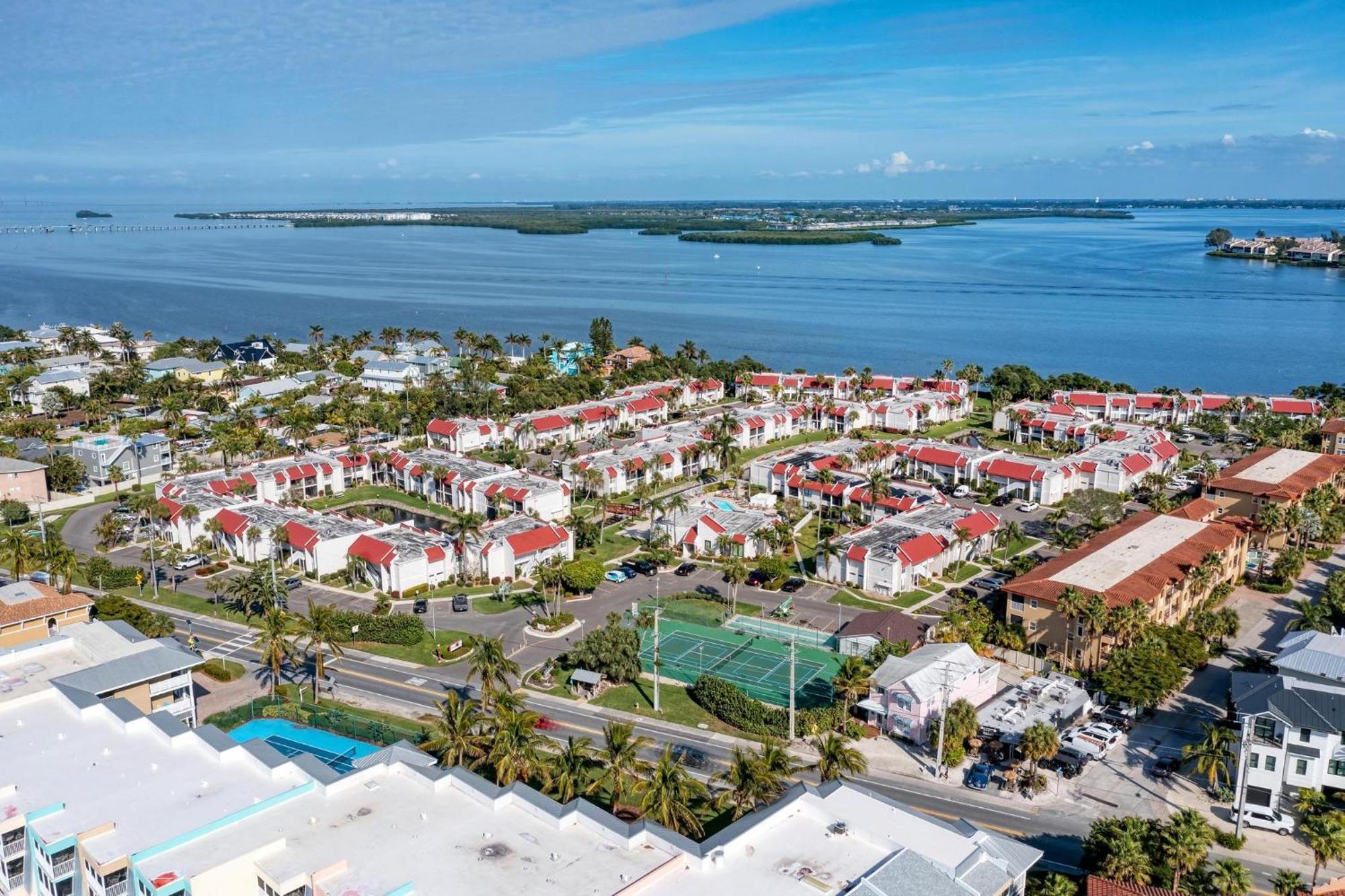 Anna Maria Island Runaway Tropical Dream-One Minute Walk To The Beach-Heated Pool Bradenton Beach Buitenkant foto